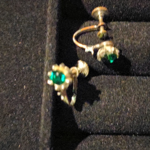 Vintage Screw on Earrings with green stone and crystals - Picture 5 of 8
